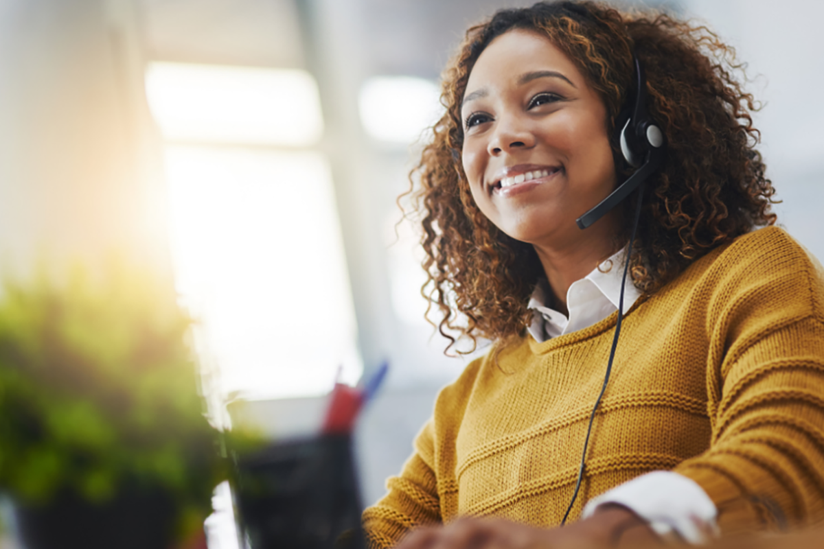 vrouw met headset geeft een sollicitatietraining aan personal assistants